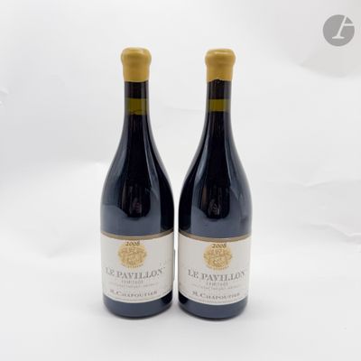 deux bouteilles de vin rouge posées l'une à côté de l'autre sur une surface blanche
