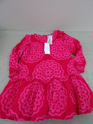 un gros plan d'une robe rose posée sur une surface blanche
