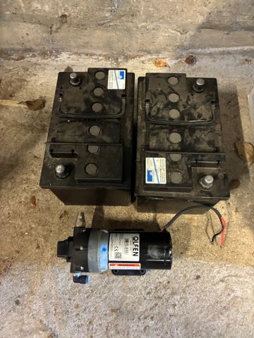 Deux batteries 50 volts et pompe 24 volts (capacité 8/10 bars). N...