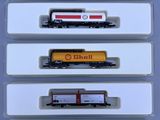 cinq wagons exposés dans une vitrine