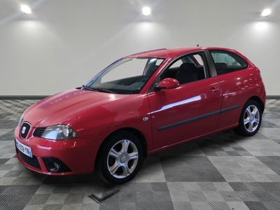 la photo d'une voiture rouge garée dans un garage
