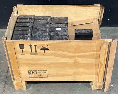 une boîte en bois contenant plusieurs téléphones portables