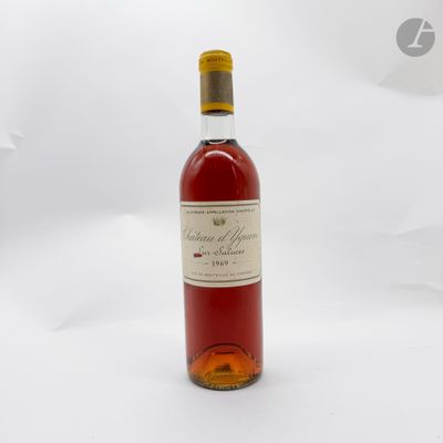 une bouteille de vin posée sur une surface blanche