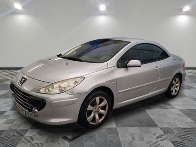la voiture argentée est garée dans le garage sur le sol en damier