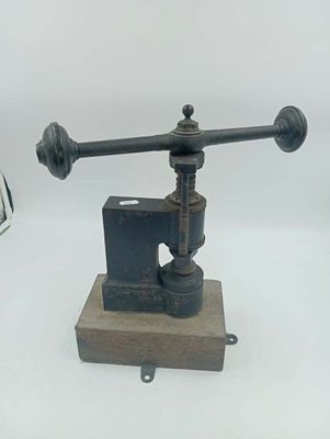 une petite machine posée sur une table