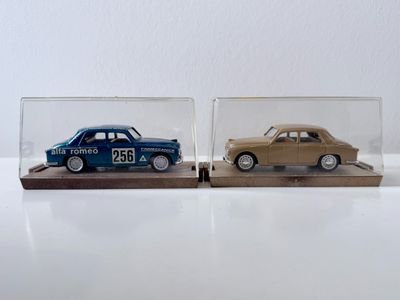 deux voitures miniatures exposées dans une vitrine