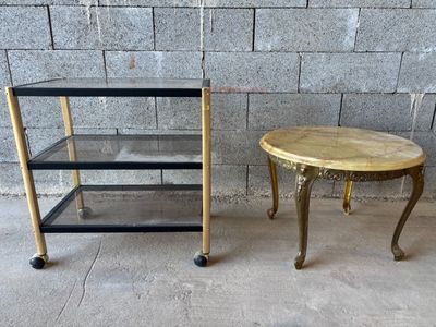 paire de tables d'appoint or et noir avec étagères en verre