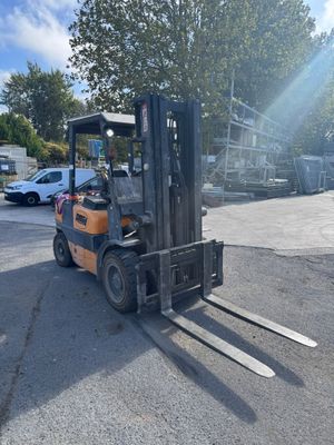 une photo d'un chariot élévateur garé sur un parking