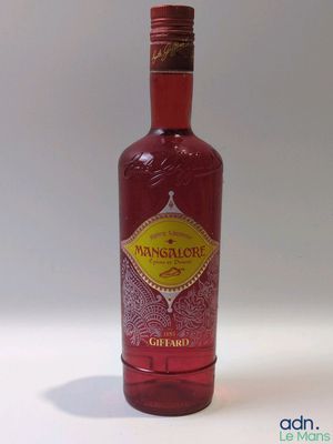 une bouteille d'alcool posée sur une table