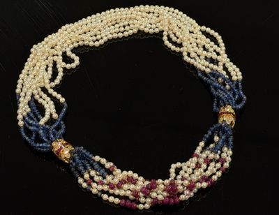Collier composé de 9 et 7 rangs de petites perles de culture…