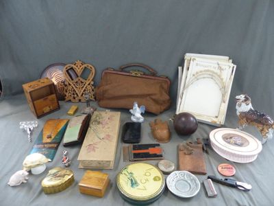 un grand nombre d'objets posés sur une table