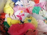 une pile de vêtements posée sur le sol