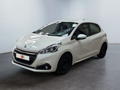 la petite voiture blanche est garée dans une grande pièce