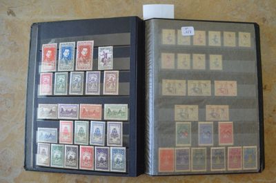 un livre avec des timbres, posé sur une table