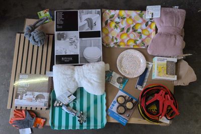 244 / 1 palette de 128 kg contenant : pinces de batter…