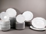 une pile d'assiettes blanches empilées les unes sur les autres