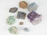 différentes sortes de roches et de cristaux sur une surface blanche