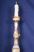 Pique cierge, monté en lampe en bois laqué et doré à décor d… (photo 2)