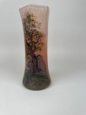 un vase sur lequel figure l'image d'un arbre
