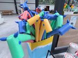 un chariot rempli de jouets en plastique dans un immeuble