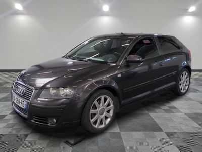 la photo d'une voiture de couleur sombre garée dans un garage