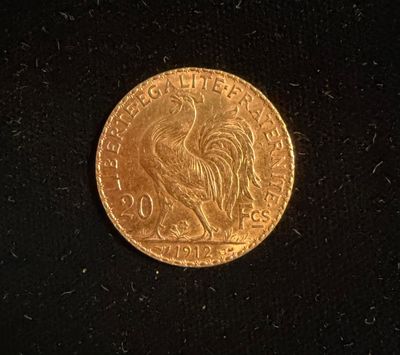 Gros plan sur une pièce d'or ornée d'un coq