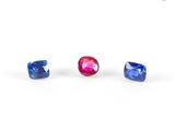 une paire de saphirs bleus et roses sur fond blanc