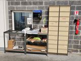 une pièce remplie de cartons et d'armoires