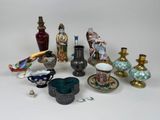 de nombreux vases différents posés sur une table