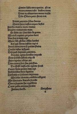 un vieux livre écrit posé sur une table