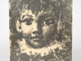 une photo en noir et blanc du visage d'un enfant sur une feuille de papier