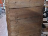 une caisse en bois contenant un tas de paille