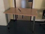 une table sur laquelle se trouve une télécommande, dans une pièce