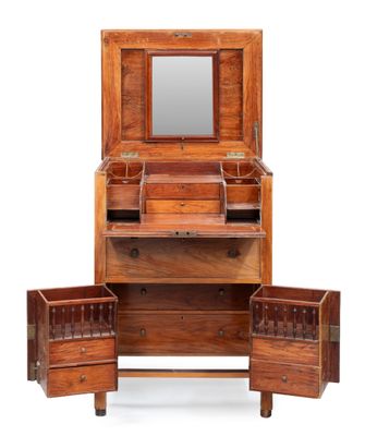 une coiffeuse ancienne en bois, avec des tiroirs et un miroir