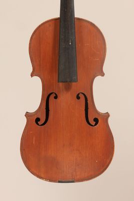 gros plan d'un violon avec un archet sur fond blanc