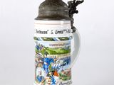 une chope de bière surmontée d'une statuette