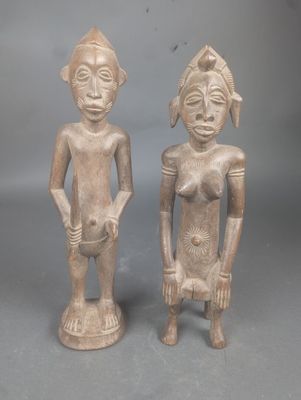 paire de personnages en bois sculpté représentant un homme et une femme