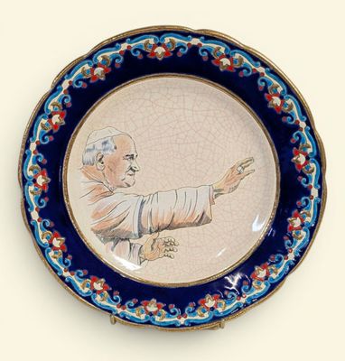une assiette avec l'image d'un homme dessus
