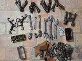 un grand nombre d'outils posés à même le sol