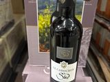 une bouteille de vin posée sur une table dans un magasin