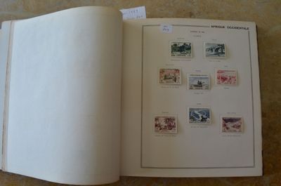 un livre ouvert avec des timbres, posé sur une table