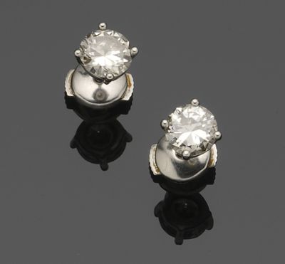 une paire de boucles d'oreilles en diamant