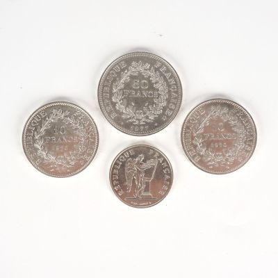 quatre pièces différentes empilées les unes sur les autres sur une surface blanche