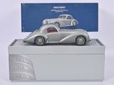une photo d'une maquette argentée de voiture dans une boîte