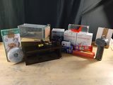 de nombreux objets posés sur une table en bois