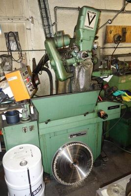 une machine qui se trouve à l'intérieur d'un bâtiment