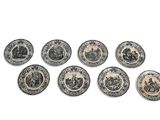 six assiettes noires et blanches ornées de motifs variés