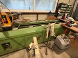 une machine verte qui se trouve dans une pièce