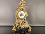 une horloge en or posée sur une table noire