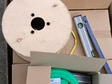 une boîte en carton contenant un tuyau et d'autres objets